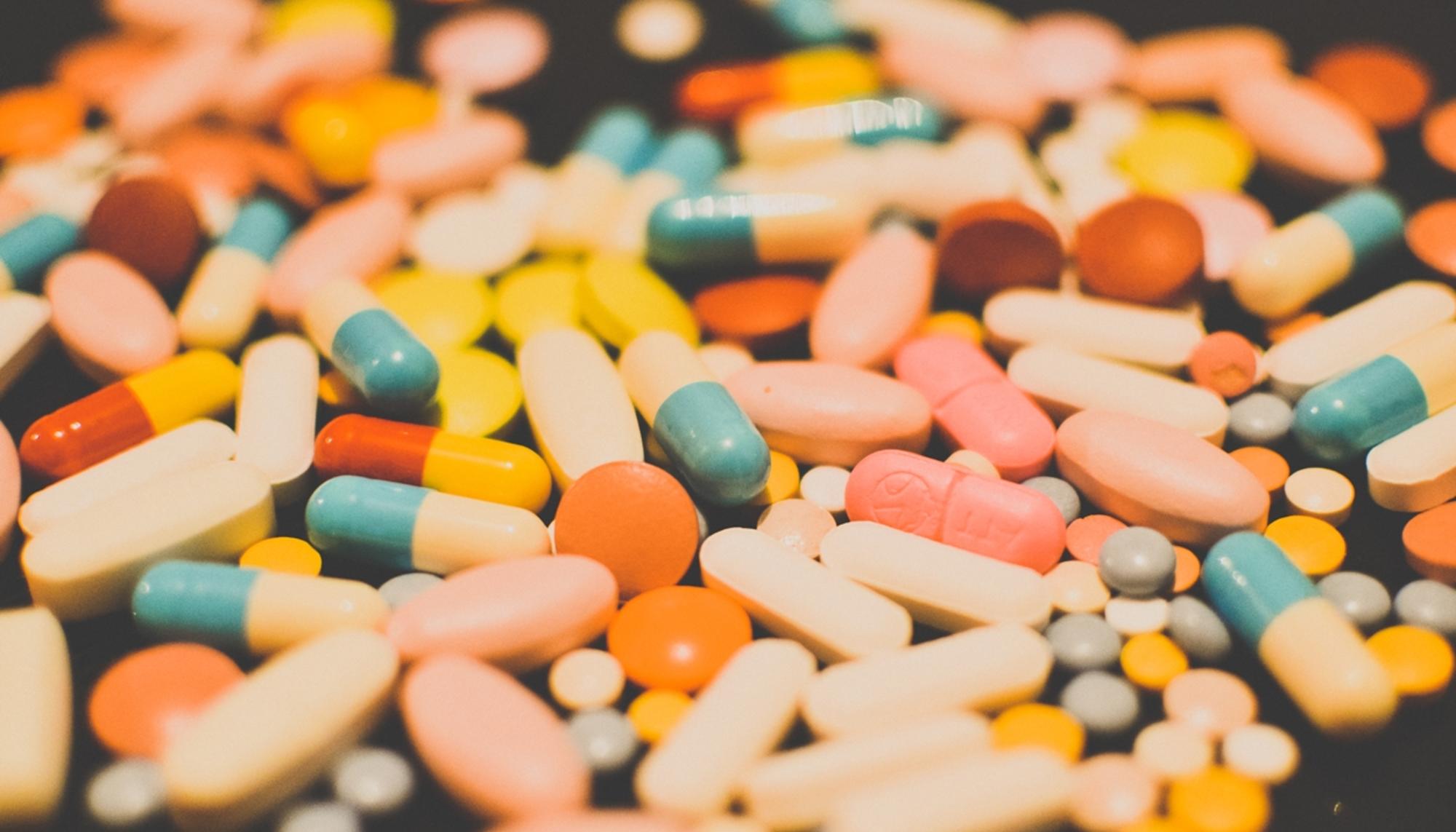 pastillas verdes, rojas y amarillas